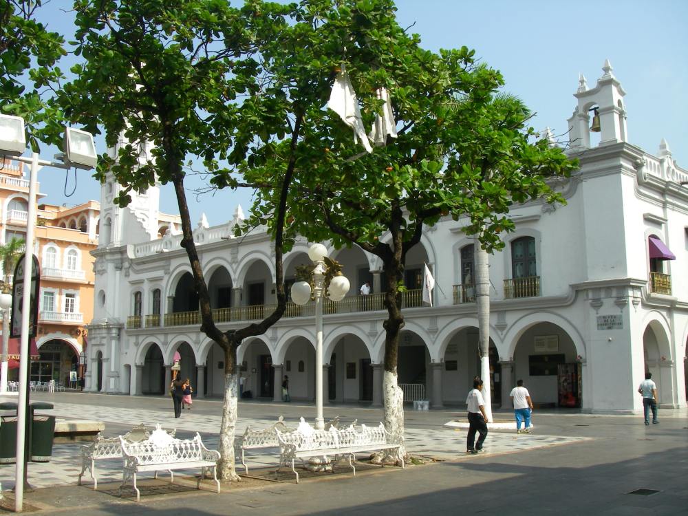 Platz mit Gebäude mit Arkaden in Veracruz.