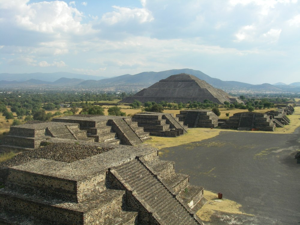 Blick über die Pyramiden von Teotihuacan.