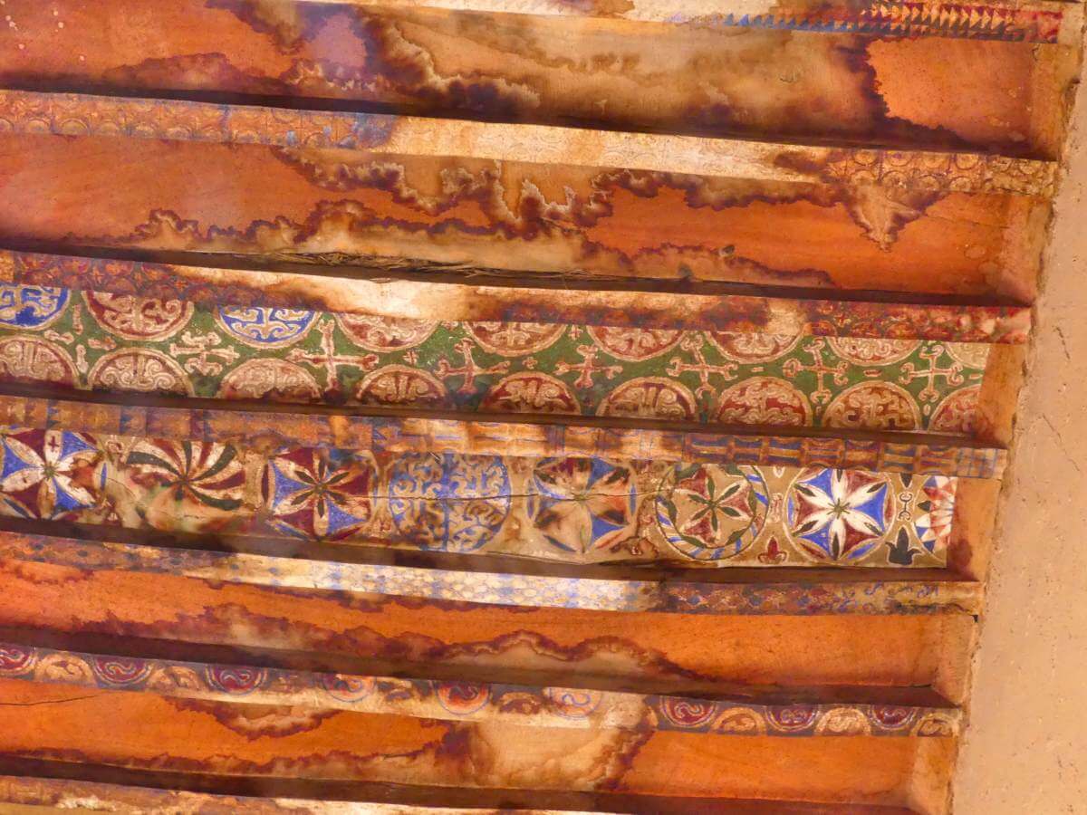 Bemalte Holzbalken der Decken in der Kasbah Tamnougalte.