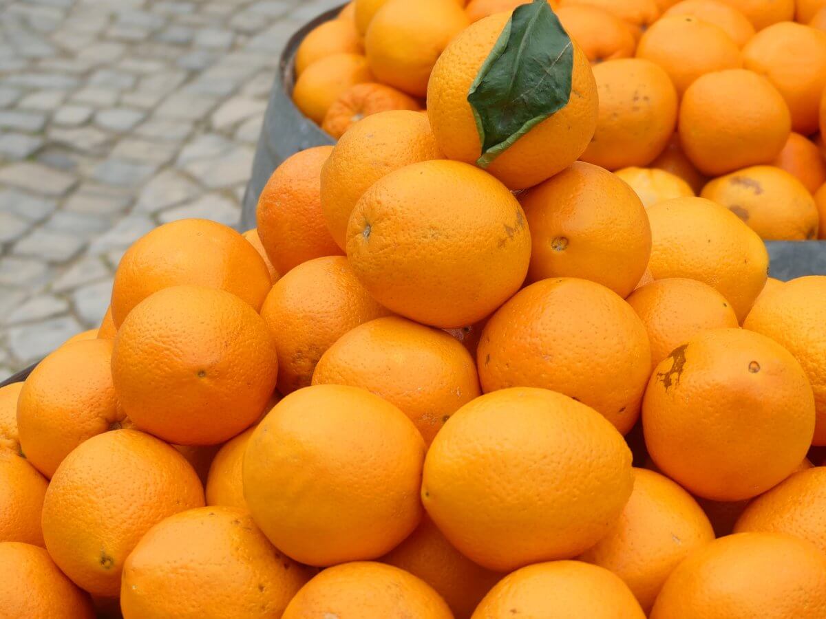 Ein großer Haufen Orangen.