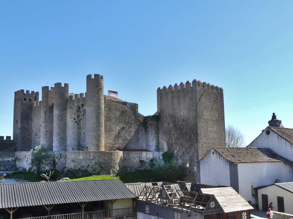 Burg mit mehreren Türmen und hohen Mauern.