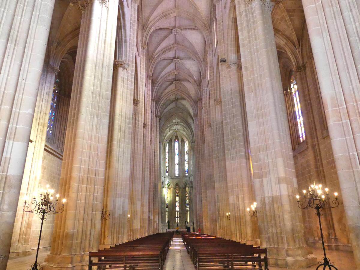 Kirchenschiff mit hohen Säulen in der Klosterkirche Batalha.