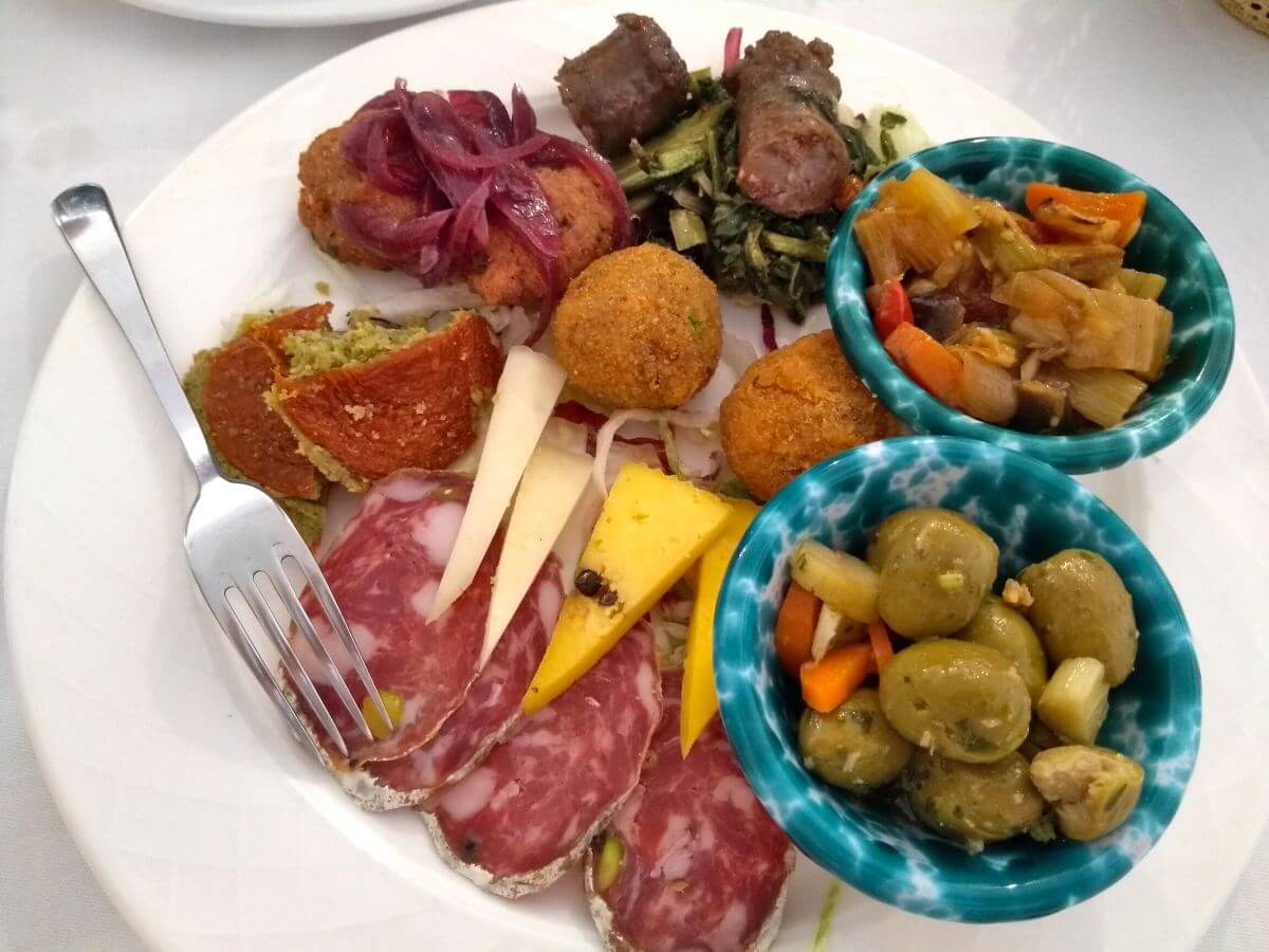 Antipasti-Teller mit Salami, Käse, Oliven.