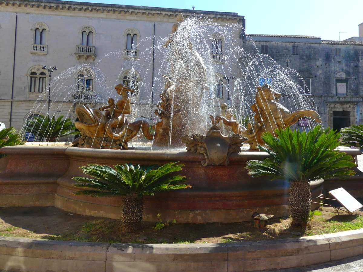 Barocker Springbrunnen in Siracusa.