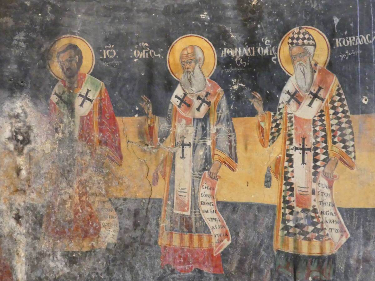 Wandfresken zeigen drei Heilige.