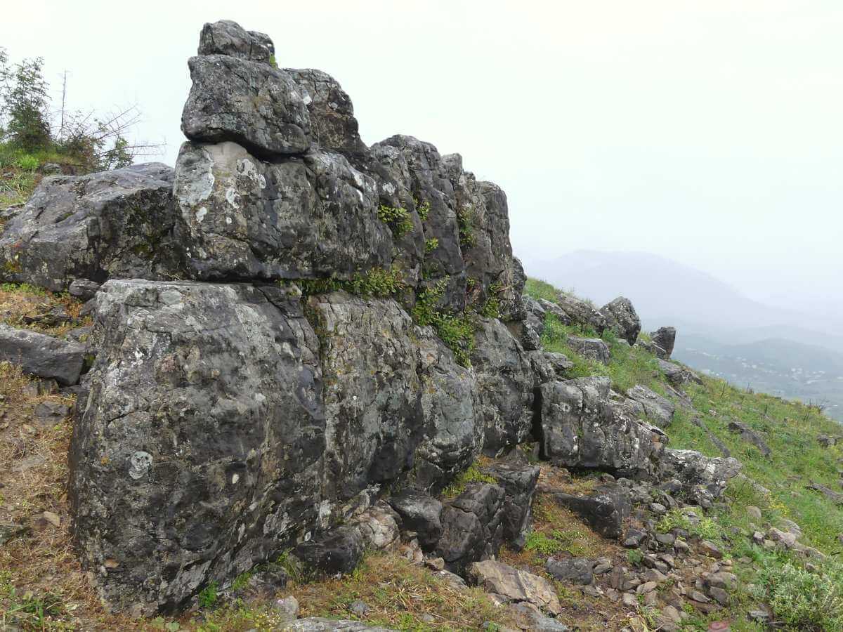 Alte Mauer mit großen Steinquadern in Phoenike.