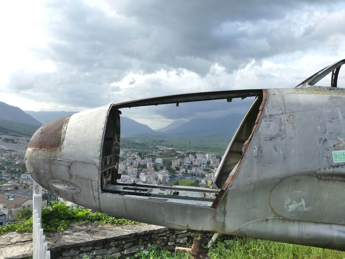 Flugzeugwrack auf der Burg von Gjirokastra.
