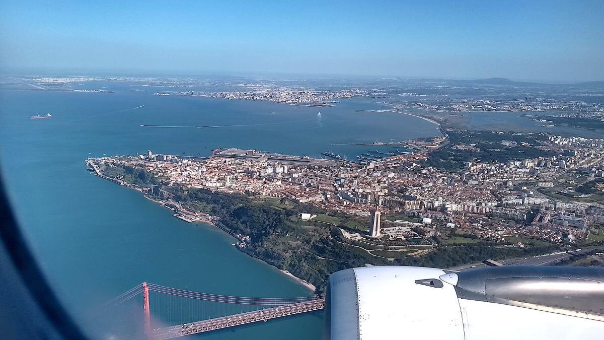 Blick aus dem Flugzeug auf Tejo und Lissabon.