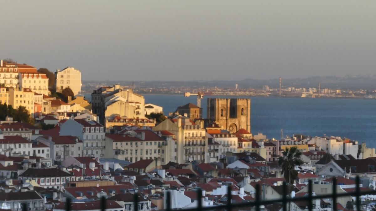 Blick über Lissabon mit Kathedrale.