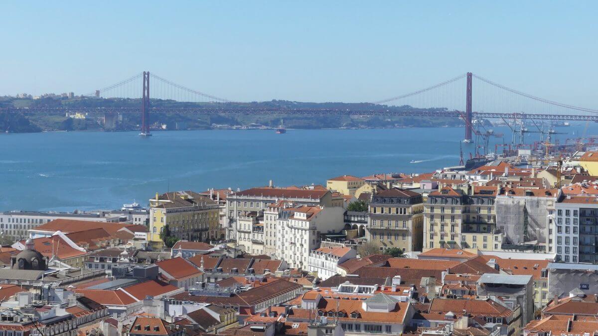 Ausblick über Lissabons Zentrum bis zur Tejo-Brücke.