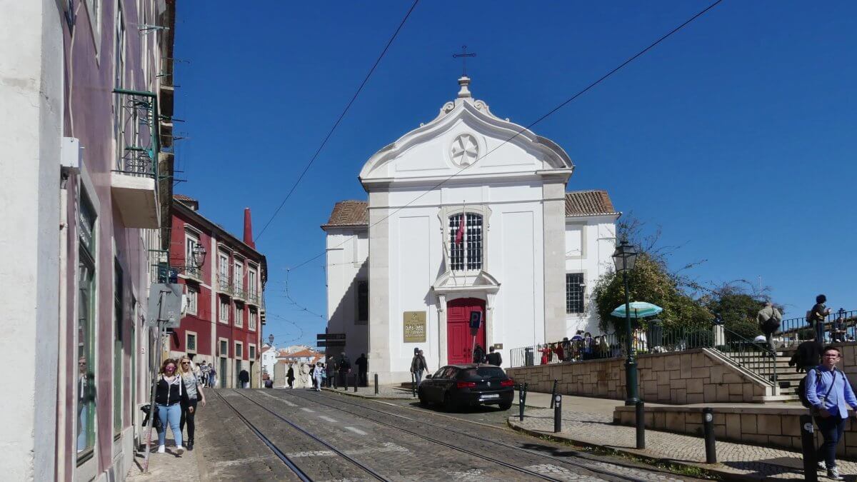 Weiße kleine Kirche in Lissabon.
