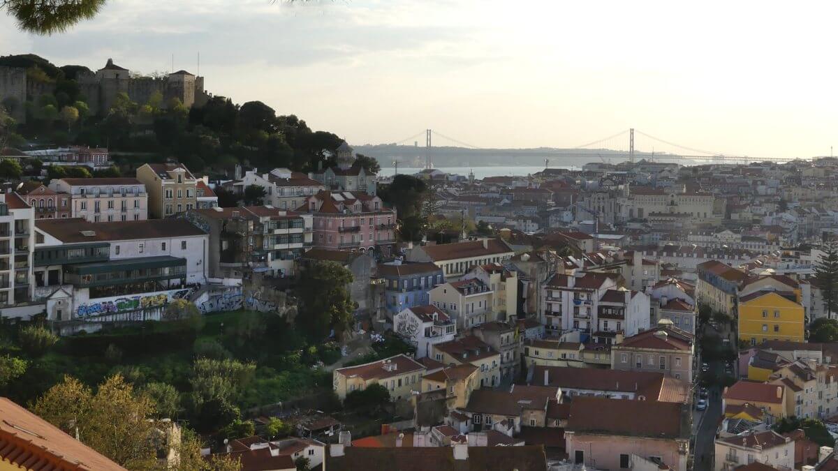 Blick über das abendliche Lissabon.