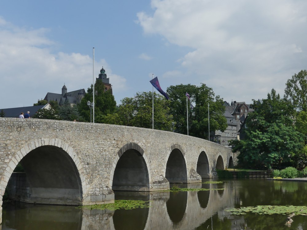 Steinbrücke mit Rundbögen.