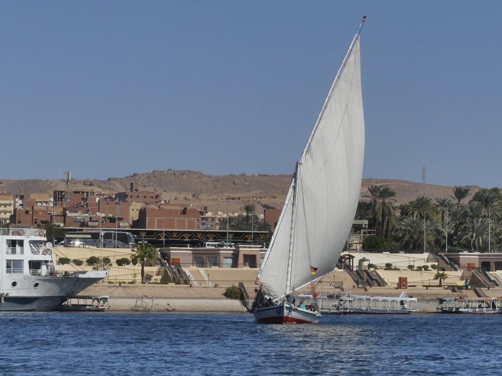 Eine Feluke segelt auf dem Nil.