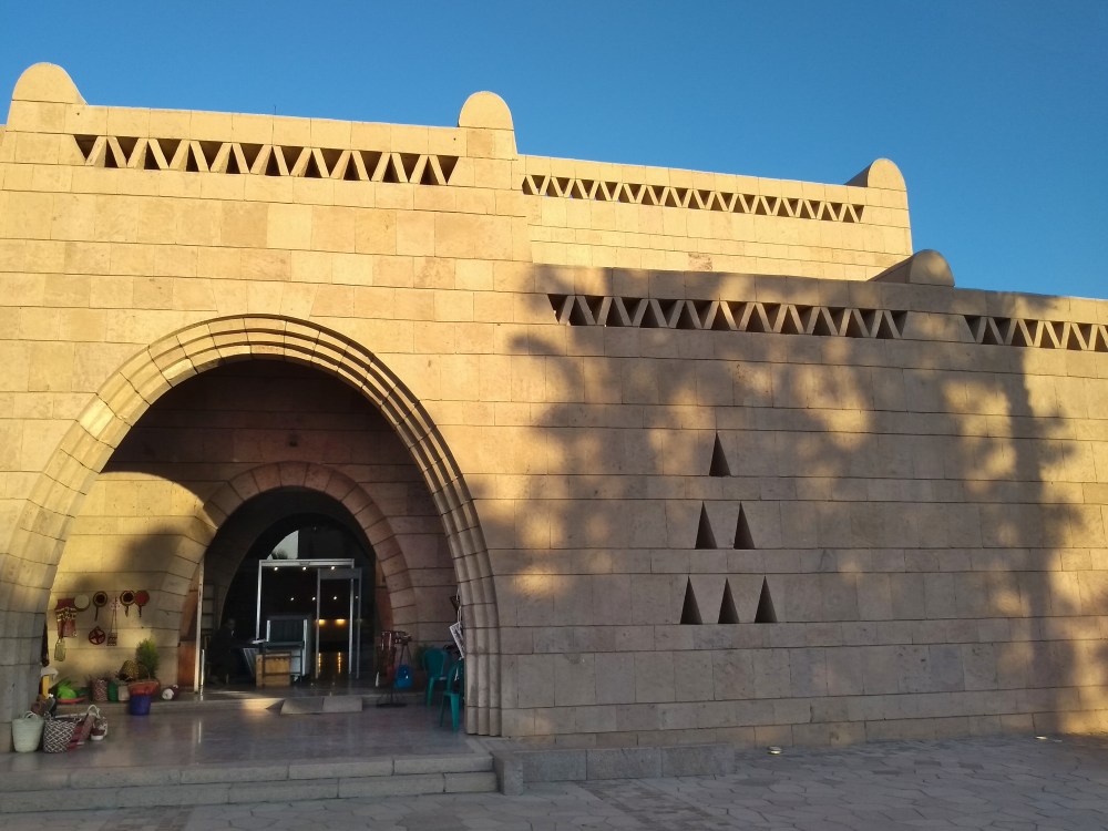 Sandsteingebäude mit großem Eingangstor.