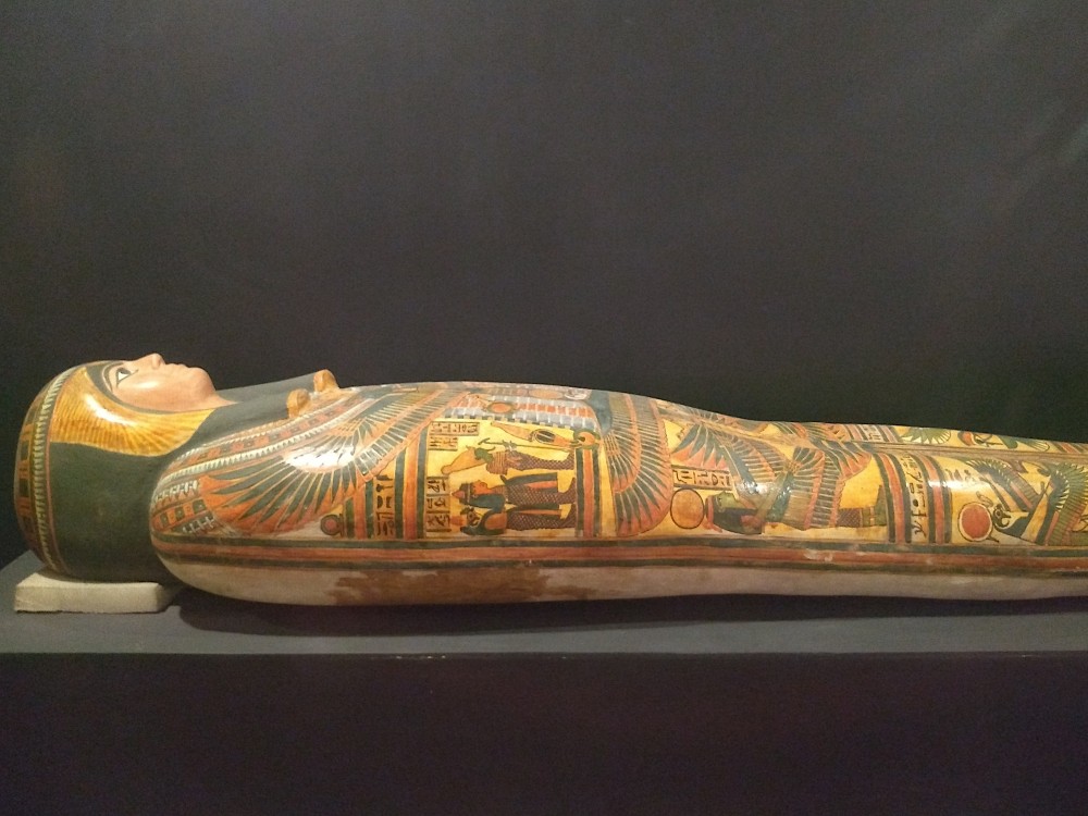 Bunt bemalter Sarkophag im Luxor Museum.