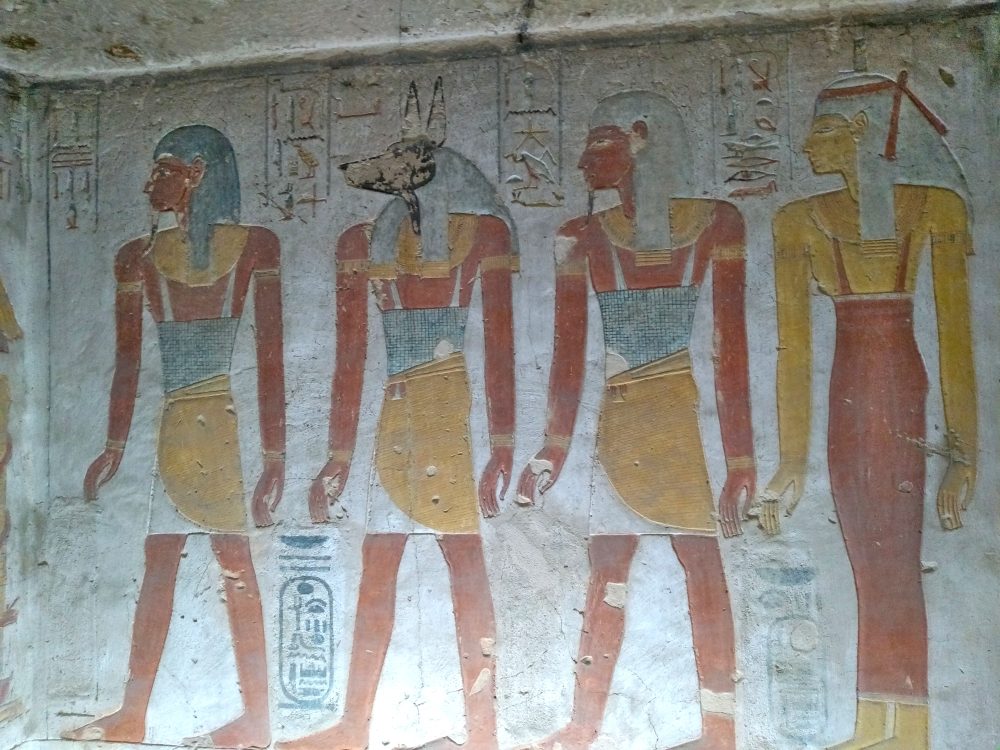 Bunte Reliefs von tierköpfigen ägyptischen Göttern.