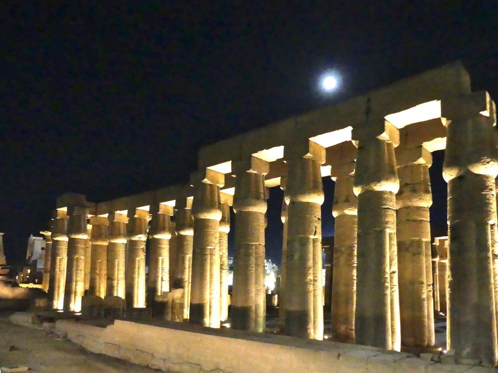 Beleuchteter Luxor-Tempel bei Nacht.