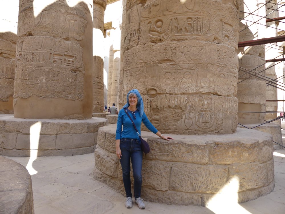 Gina steht an einer großen Säule im Karnak-Tempel.