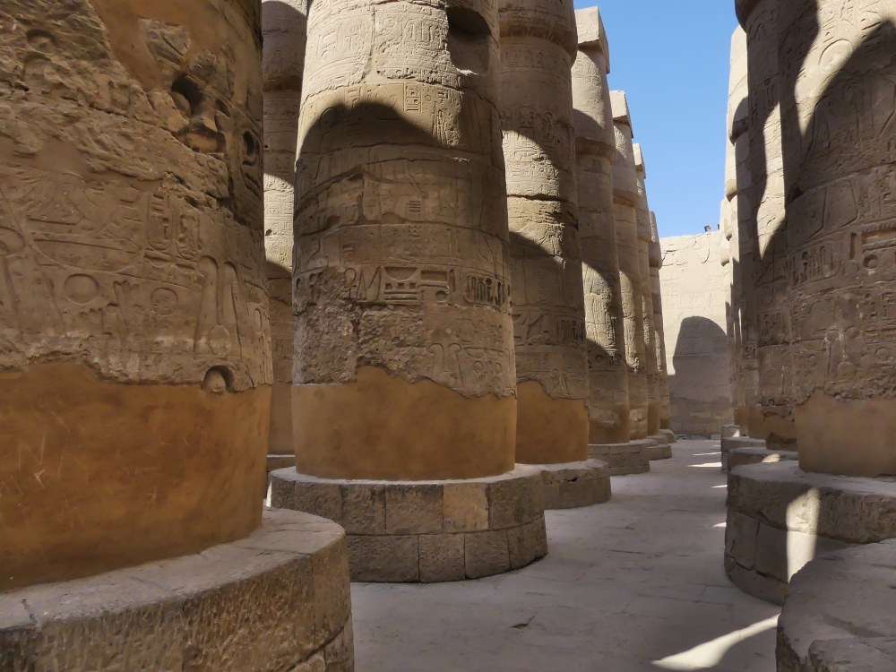 Riesige Säulen im Karnak-Tempel.