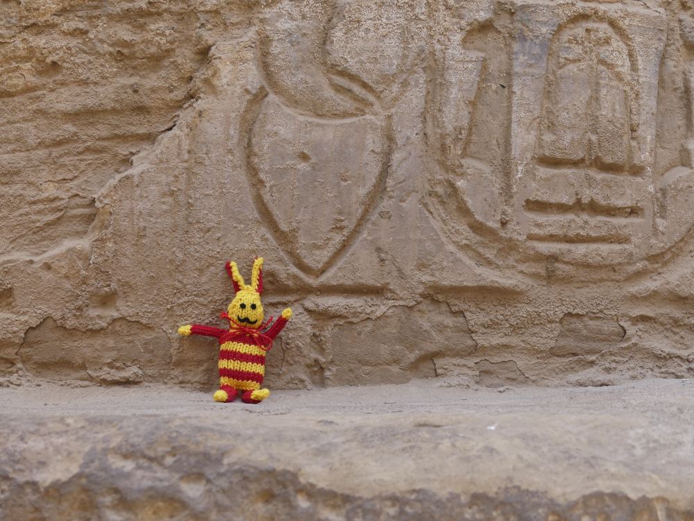 Reise-Ringel vor einer Säule mit Hieroglyphen.