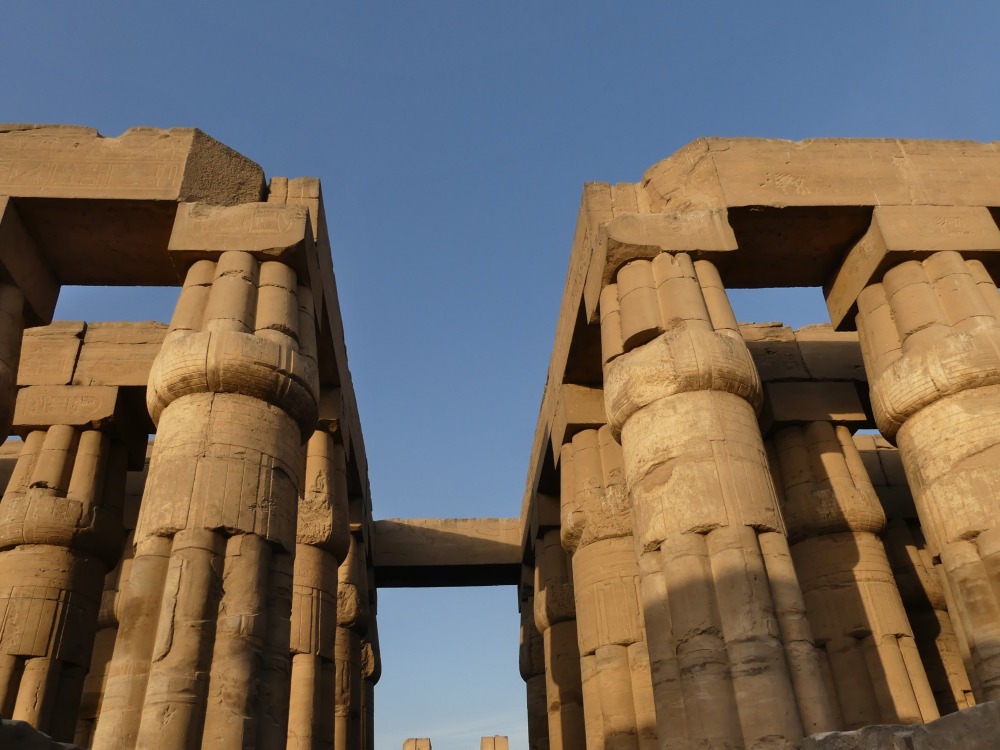 Säulen des Luxor-Tempels im Abendlicht.