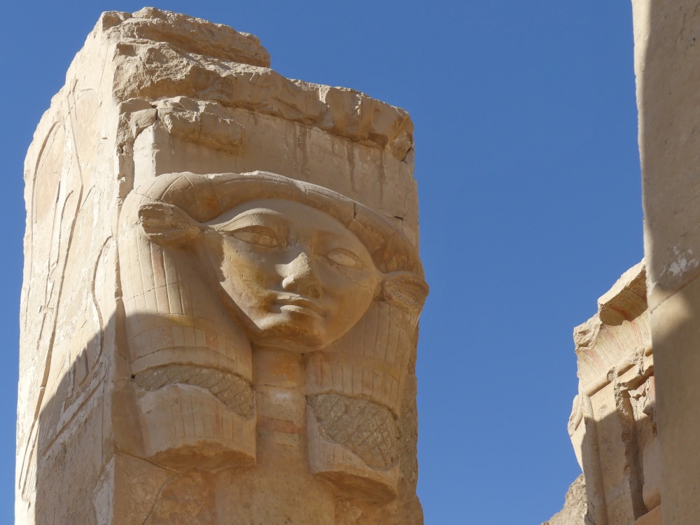 Säulen mit Gesichts-Relief.