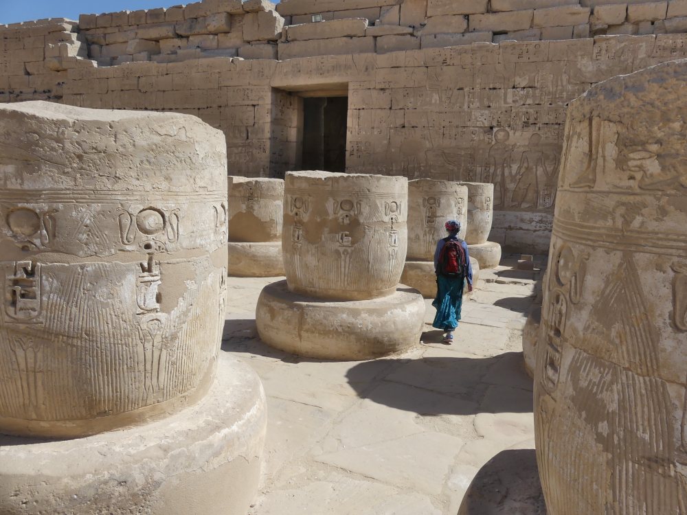 Dicke Stümpfe von gewaltigen Säulen in Medinet Habu.