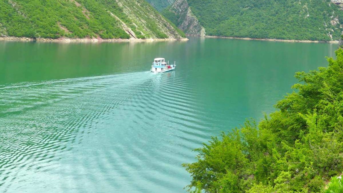 Fähre auf dem Komani See in albanien.