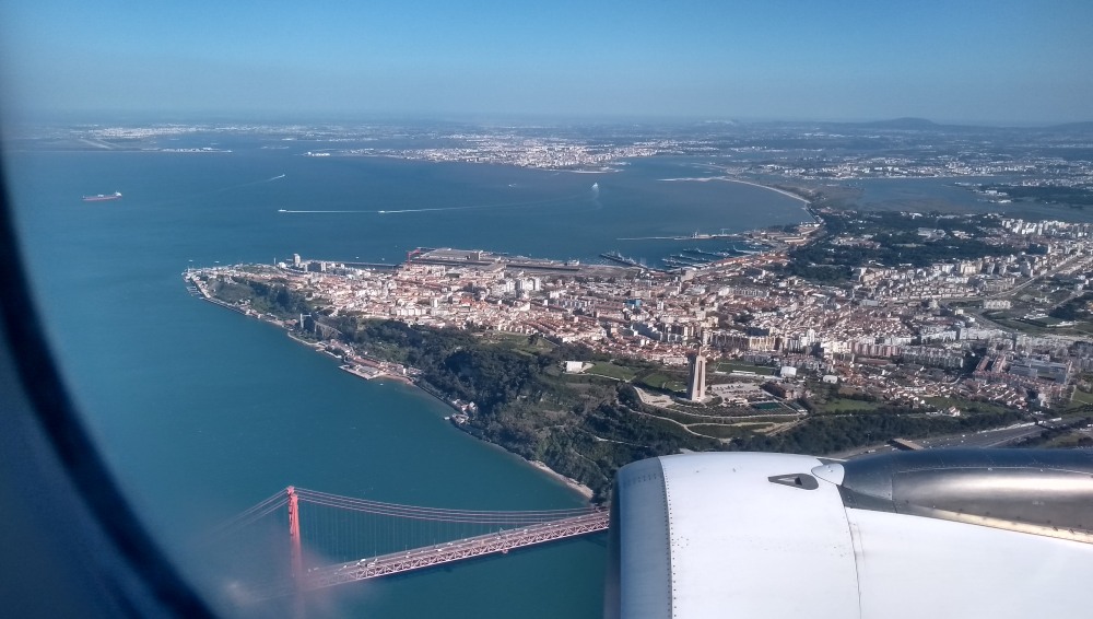 Lissabon mir Brücke über den Tejo von oben.