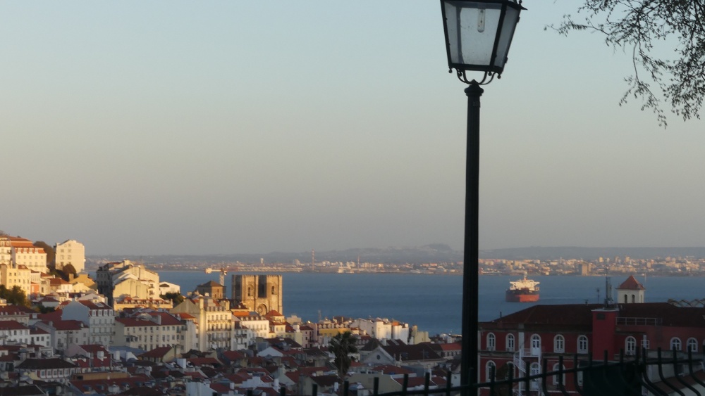 Aussicht auf Lissabon und die Kathedrale mit Laterne im Vordergrund.