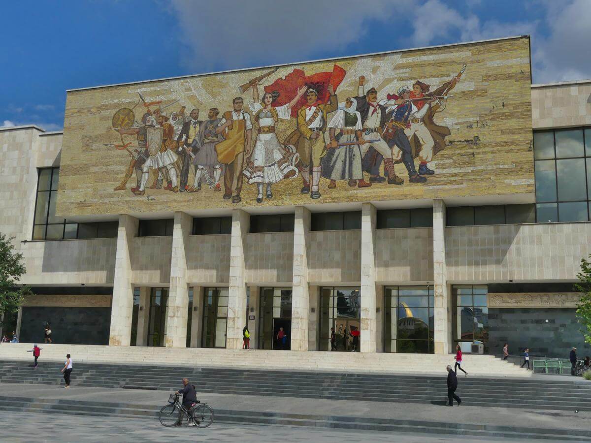 Fassade des Museums mit großem Bild mit sozialistischen Heldenfiguren an der Front.
