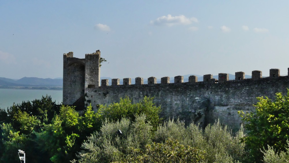 Burgmauer mit Zinnen und Turm.