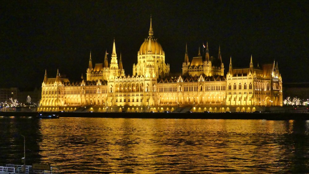 nächtlich beleuchtetes Parlamentsgebäude in Budapest.