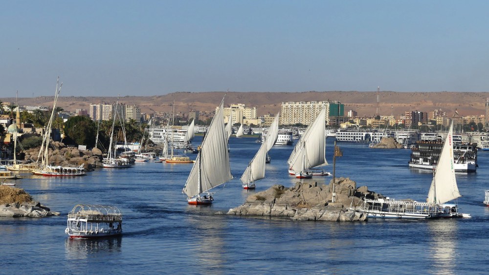 Segelboote auf dem Nil bei Assuan.