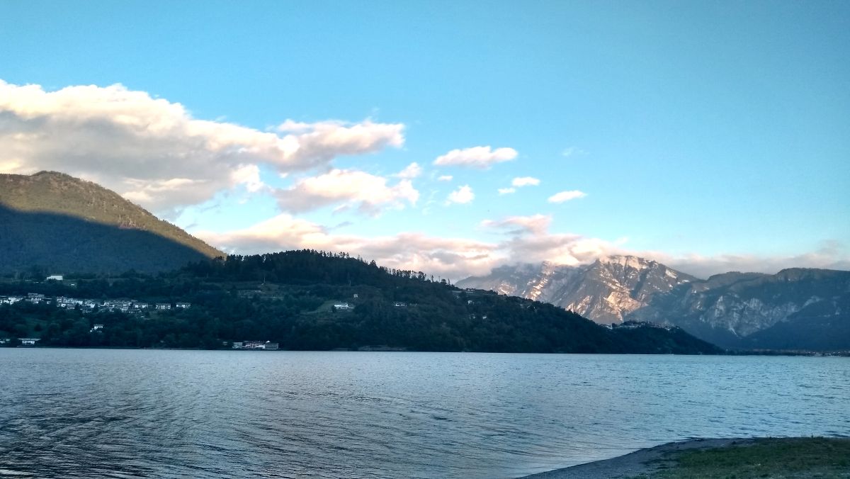 See umgeben von Bergen.