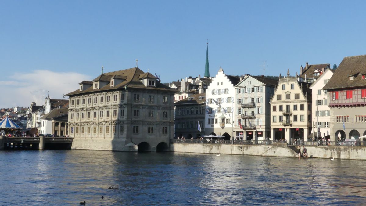 Blick über die Limmat auf Zürich.