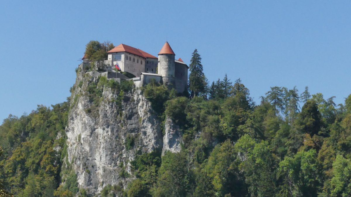 Burg auf steilem Felsen.