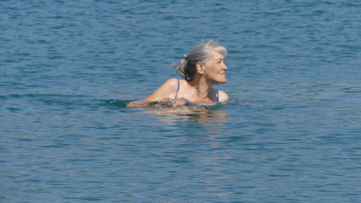 Gina schwimmt im Meer.