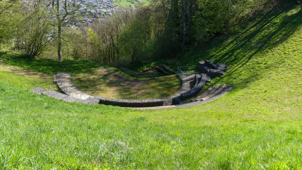 Amphitheater an einem grünen Hang.