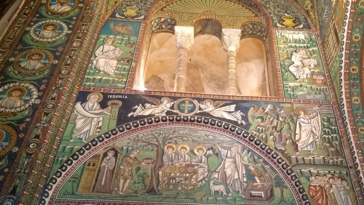Mosaikszene zeigt Abraham, wie er seinen Sohn Isaak opfert.