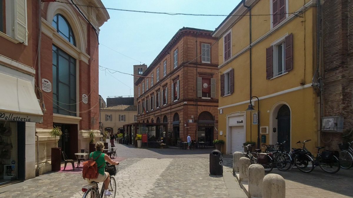 Altstadtgasse in Ravenna mit der Markthalle.