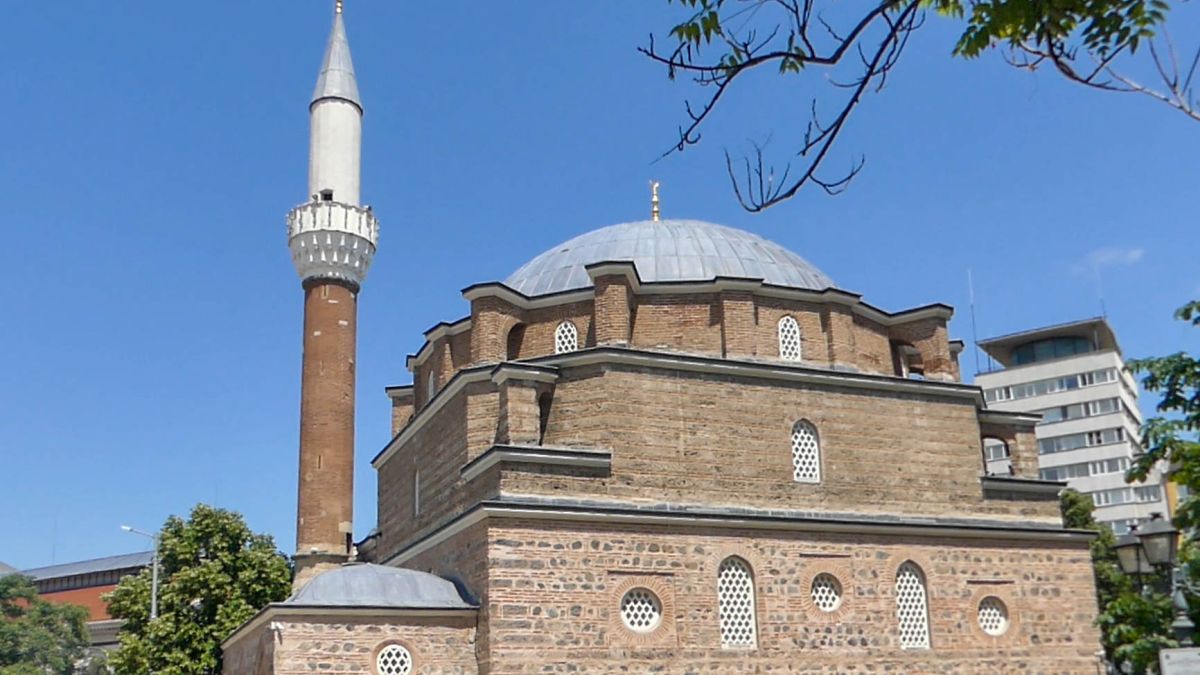 Große Moschee mit Kuppel und Minarett.