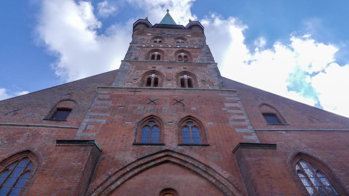 Turm der Petrikirche aus der Froschperspektive.