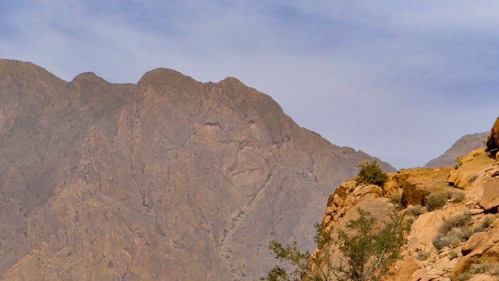 Berg aus rötlichem Fels, in dem man ein Löwengesicht erkennen kann.