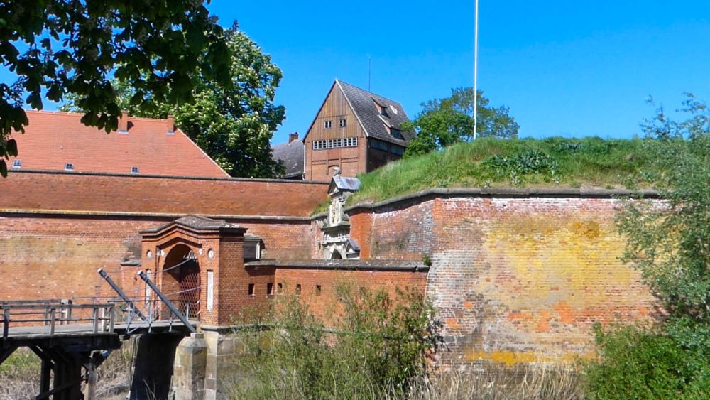 Eingang zur Festung Dömitz mit Torhaus und Brücke über den Wassergraben.