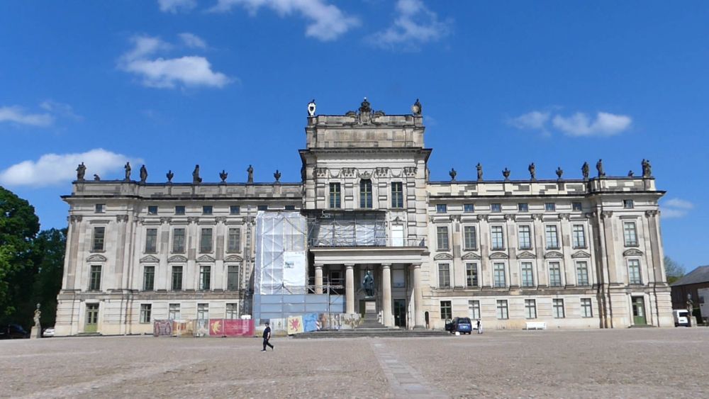 Vorderseite des Schlosses Ludwigslust, ein Teil der Fassade ist von Bauplanen verhängt.