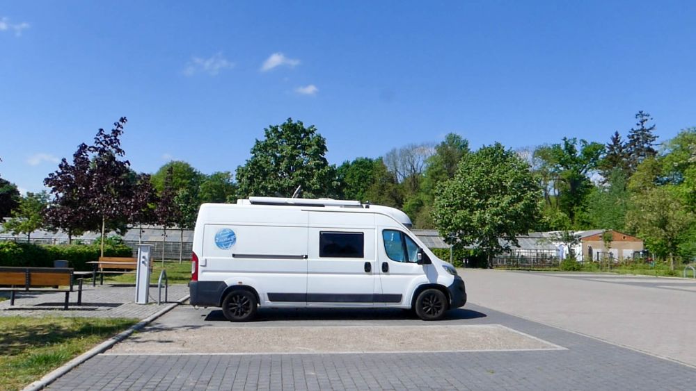 Weißer Kastenwagen steht auf dem Wohnmobilstellplatz in Ludwigslust.