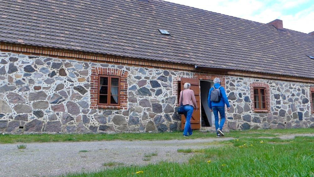 Niedrige, einstöckige Gebäude aus Feldsteinen mit einem Satteldach.