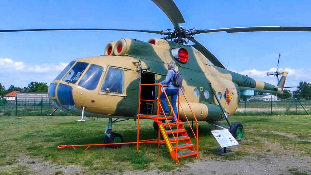 Kriegshubschrauber in gelb-grüner Tarnlackierung.